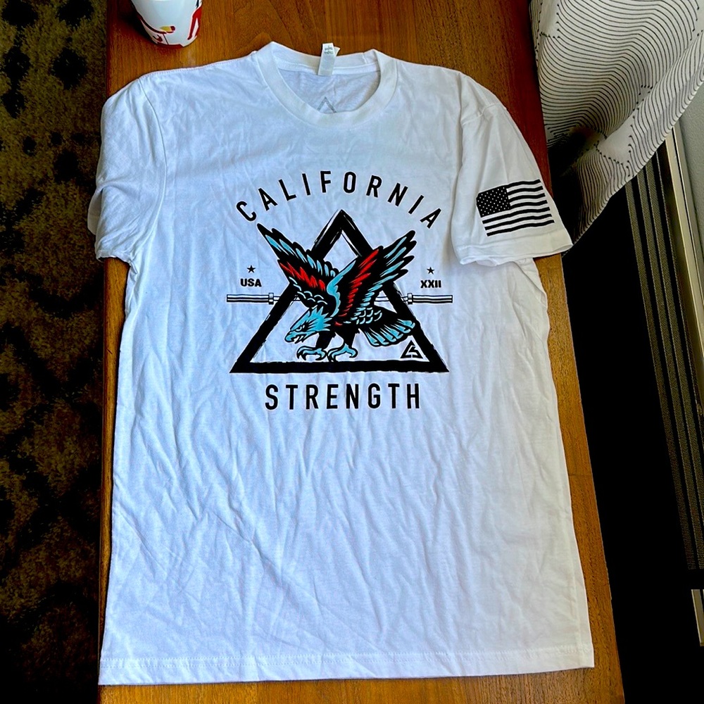 Nwot size small unisex california strength t shirt